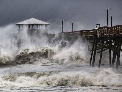 Las olas golpean un restaurante en Atlantic Beach, en Carolina del Norte, durante los primeros momentos de la llegada del huracán Florence.