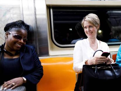 La demócrata Cynthia Nixon conversando en el metro / En vídeo, Cuomo gana a Cynthia Nixon como candidato a gobernar Nueva York por el Partido Demócrata