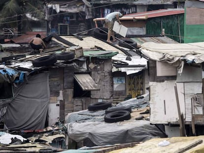 Los habitantes de un 'slum' de Manila protegen como pueden sus chabolas / En vídeo, el tifón Mangkhut está previsto que toque tierra en Filipinas este sábado