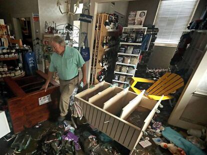 Bill Wheeler en su negocio tras el paso del huracán Florence en New Bern, Carolina del Norte / En vídeo, el paso del ciclón Florence por Estados Unidos REUTERS-QUALITY