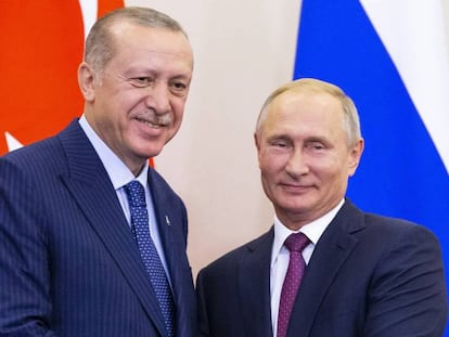 Recep Tayyip Erdogan y Vladímir Putin se saludan, este lunes en Sochi (Rusia). En vídeo, declaraciones de Erdogan.