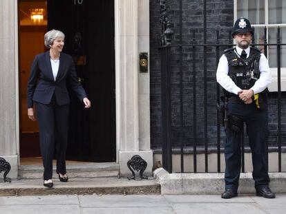 La primera ministra británica, Theresa May, espera este lunes en la puerta del 10 de Downing Street a su homólogo maltés. En vídeo, entrevista a May.