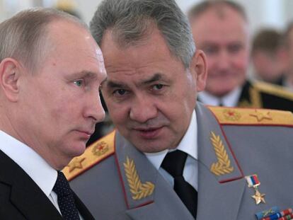 Putin y su ministro de Defensa, Sergei Shoigu, en una ceremonia de galardones para las tropas que combaten en Siria, el pasado diciembre. En vídeo, la acusación de Rusia a Israel.