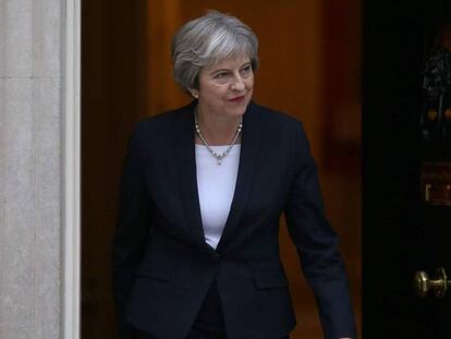 La primera ministra de Reino Unido, Theresa May, este lunes, a las puertas del número 10 de Downing Street. En vídeo, May en una entrevista con la BBC este lunes.