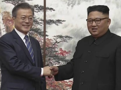 El líder de Corea del Norte, Kim Jong-un. y su homólogo surcoreano, Moon Jae-in, se saludan tras una conferencia de prensa conjunta en Pyongyang.