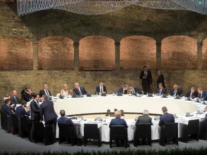 Los líderes de la UE durante la cumbre informal del club comunitario, este miércoles en Salzburgo. En vídeo, el canciller austriaco, Sebastian Kurz, recibe a los líderes europeos.