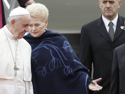 El papa Francisco, junto a la presidente de Lituania, Dalia Grybauskaite, a su llegada a Vilnius este sábado.