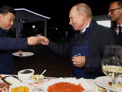 El presidente chino, Xi Jinping, y su homólogo ruso, Vladímir Putin, la semana pasada en Vladivostok. En vídeo, declaraciones del portavoz del Ministerio chino de Comercio.