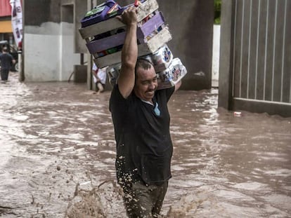 Un damnificado de las inundaciones en Sinaloa.
