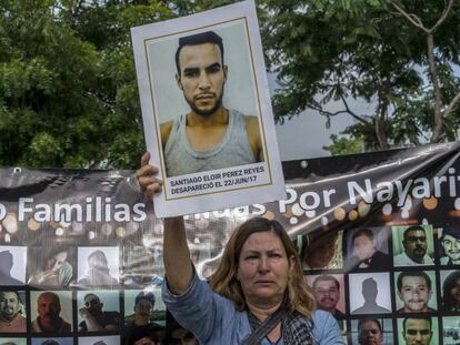 Una mujer de Nayarit que busca a su hijo Santiago Reyes protesta a las afueras del servicio forense de Jalisco.