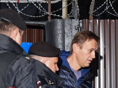 Alexéi Navalny es detenido este lunes en Moscú a su salida de la prisión. En vídeo, el momento de la detención nada más ser liberado.