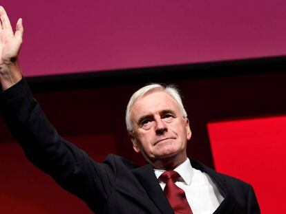 El 'canciller en la sombra' laborista, John McDonnell, saluda durante el congreso de su partido, este lunes en Liverpool.