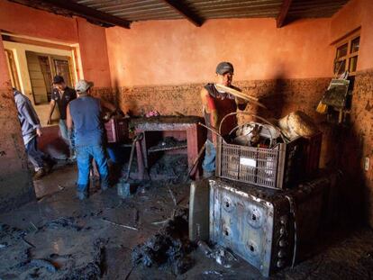 Voluntarios limpian el interior de una vivienda afectada.