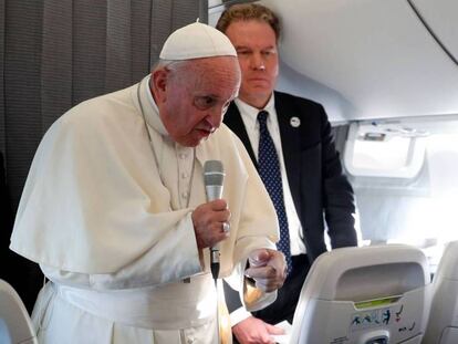 El papa Francisco habla con los periodistas en el vuelo de vuelta a Roma desde Tallin (AP). En vídeo, homilía en Tallín (REUTERS).