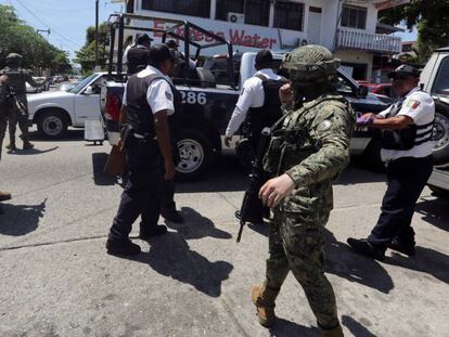 Elementos federales detienen a policías de Acapulco.