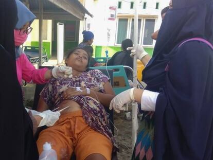 Foto: Personal médico atiende tras los terremotos de Indonesia. Vídeo: Llegada del tsunami a la costa
