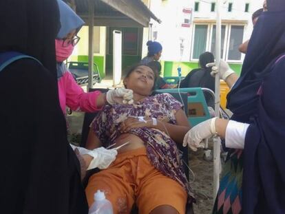 Foto: Personal médico atiende tras los terremotos de Indonesia. Vídeo: Llegada del tsunami a la costa