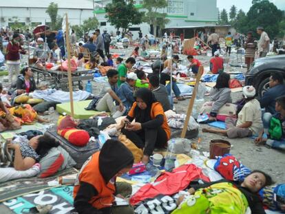 Foto: Equips mèdics atenen els ferits del terratrèmol i el tsunami d'Indonèsia | Vídeo: L'arribada del tsunami a la costa.
