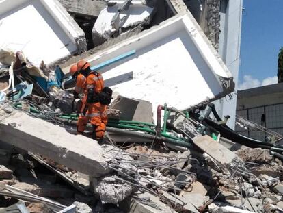 Los servicios de socorro buscan supervivientes entre los escombros de un edificio en Palu.