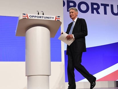 El ministro de Economía de Reino Unido, Philip Hammond, se dirige al estrado este lunes en el congreso conservador en Birmingham. En vídeo, comparecencia de Dominic Raab, ministro británico para el Brexit.
