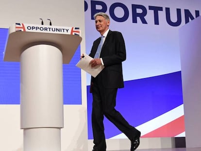 El ministro de Economía de Reino Unido, Philip Hammond, se dirige al estrado este lunes en el congreso conservador en Birmingham. En vídeo, comparecencia de Dominic Raab, ministro británico para el Brexit.