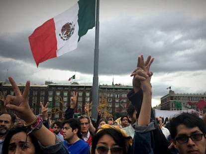 Marcha en conmemoración al 2 de Octubre de 1968 se reúne en el Zócalo.