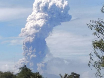 FOTO: Monte Soputan en erupción, este miércoles. / VÍDEO: Las consecuencias del paso del tsunami del pasado viernes.