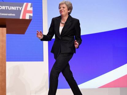 La primera ministra británica, Theresa May, entra bailando en el escenario desde el que pronunció el discurso de cierre del congreso 'tory' al ritmo del 'Dancing Queen' de Abba.