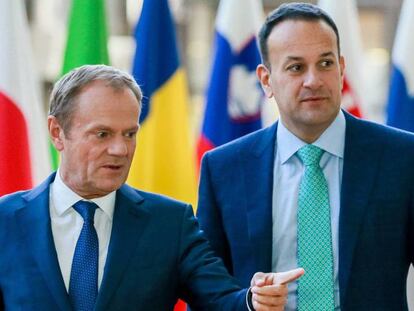 El presidente del Consejo Europeo, Donald Tusk (izquierda), recibe al primer ministro irlandés, Leo Varadkar. En vídeo, Tusk critica la comparación entre la UE y la URSS.