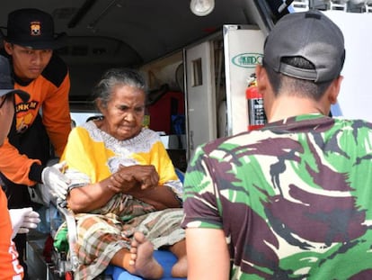 Traslado de una anciana al hospital. En vídeo, continúa la búsqueda de los miles de desaparecidos tras el terremoto.