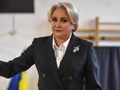 La primera ministra, Viorica Dancila, votando en el referéndum sobre el veto al matrimonio igualitario.