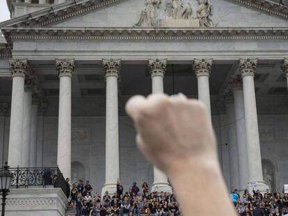 Manifestación frente al Congreso de Estados Unidos durante la votación de Brett Kavanaugh para el Tribunal Supremo / En vídeo, el Senado confirma a Kavanaugh como juez del Supremo (REUTERS-QUALITY)