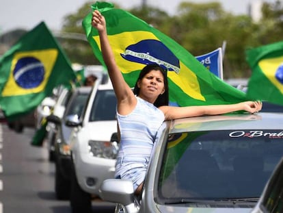 Seguidores del candidato presidencial Jair Bolsonaro participan en un acto electoral, este sábado en Brasilia. En vídeo, elecciones decisivas en Brasil.