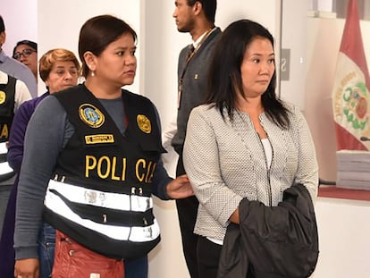 Keiko Fujimories a su llegada al tribunal después de que un juez ordenó su detención en Lima, Perú