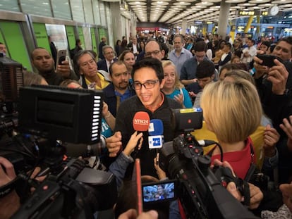 Disidentes venezolanos y medios de comunicación reciben al opositor Lorent Saleh en la Terminal 4 de el Aeropuerto de Barajas (Madrid).