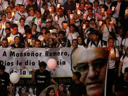 Numerosas personas participan en la noche de este sábado en las actividades previas a la canonización de monseñor Romero en San Salvador.