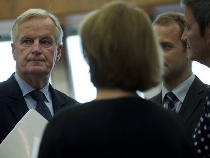 El negociador de la UE para el Brexit, Michel Barnier, en una reunión de la Comisión Europea en Bruselas, el pasado día 10. En vídeo, declaraciones del ministro británico de Exteriores.