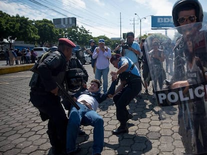 Policias reprimiendo protestas en nicaragua.