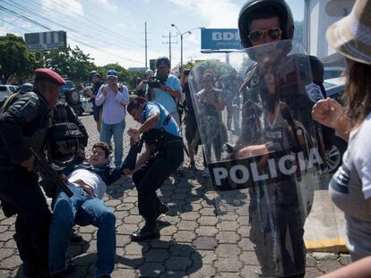 Policias reprimiendo protestas en nicaragua.