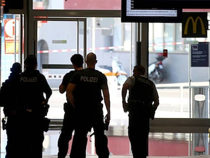 Un grupo de policías accede al interior de la estación de Colonia, en Alemania, este lunes.