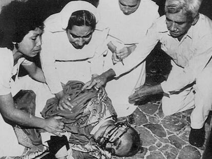 Monseñor en la iglesia de San Salvador donde fue asesinado. En vídeo, ¿quién mató a Óscar Romero?