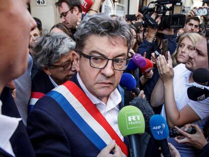 El líder de La Francia Insumisa (LFI), Jean-Luc Mélenchon, tras los registros en su casa y en la sede del partido.