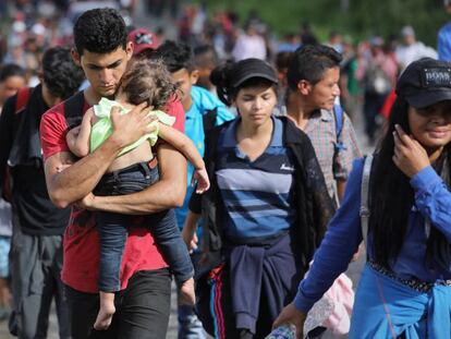 La caravana de migrantes hondureños en su paso por Guatemala.