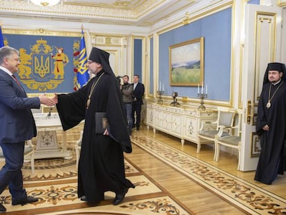 El presidente de Ucrania, Petró Poroshenko, saluda al arzobispo Daniel de Pamphilon, de Estados Unidos, este martes en Kiev. En vídeo, declaraciones del portavoz de la Iglesia Ortodoxa de Rusia.