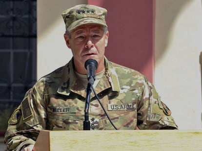Scott Miller, comandante estadounidense de las tropas de la OTAN en Afganistán en un evento en Kabul el 2 de septiembre. En vídeo, declaraciones de James Mattis, secretario de Defensa de EE UU.