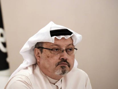 Jamal Khashoggi, durante una conferencia de prensa en Manama, la capital de Bahréin, en 2014. En vídeo, declaraciones de la editora de Opinión de 'The Washington Post' el pasado 10 de octubre.
