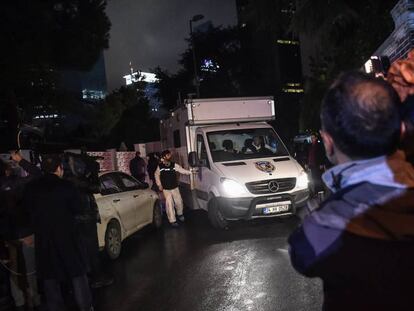 La policía forense turca abandona el consulado de Arabia Saudí en Estambul el 18 de octubre de 2018. En vídeo, declaraciones del ministro de Asuntos Exteriores turco