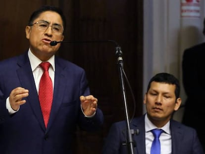 FOTO: El exjuez César Hinostroza, en el Congreso peruano el 4 de octubre. / VÍDEO: El momento en el que Hinostroza abandona el país.