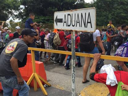 Los migrantes centroamericanos cruzan el paso fronterizo entre México y Guatemala.