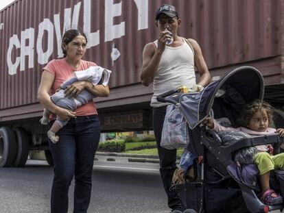 Los hermanos Arriaga caminan sobre la carretera de Ciudad de Guatemala. En vídeo, Trump amenaza con enviar el Ejército a la frontera si continúa la marcha.